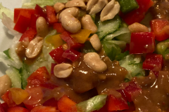 Knacksalat mit Erdnussdressing