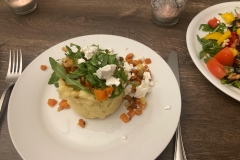 ein-Kartoffeltoertchen-mit-Ruccola-und-Schafskaese