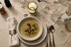 eine-Lauchsuppe-mit-Weintraube-und-Kresse